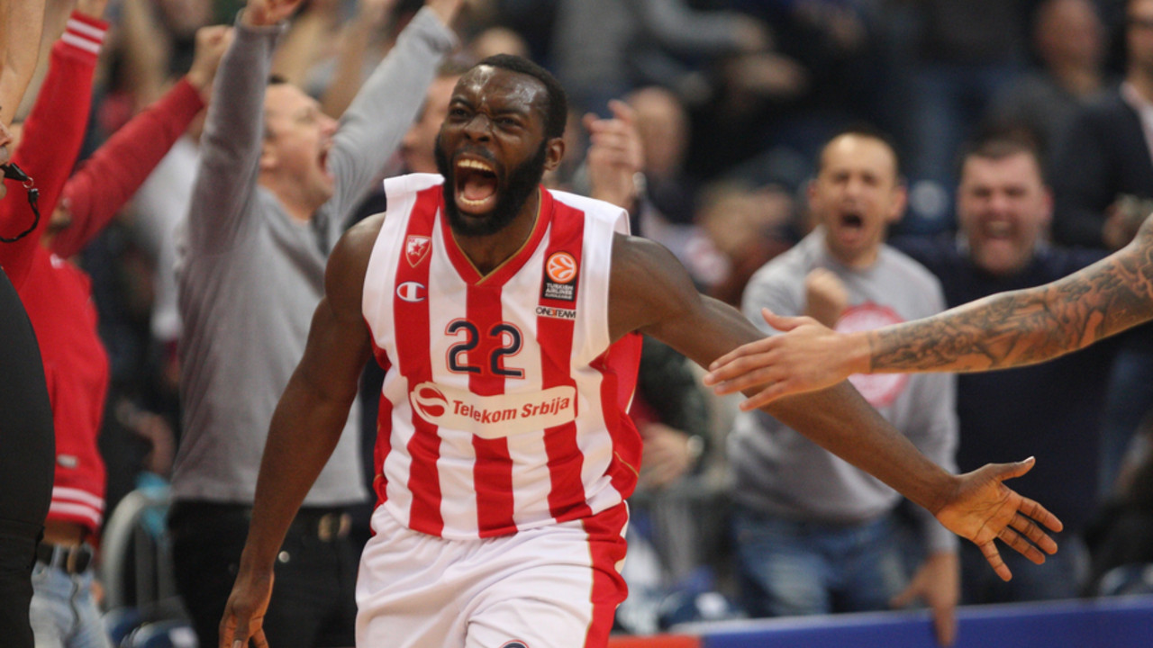 Čarls Dženkins slavi trojku u meču Evrolige između Crvene zvezde i Makabija