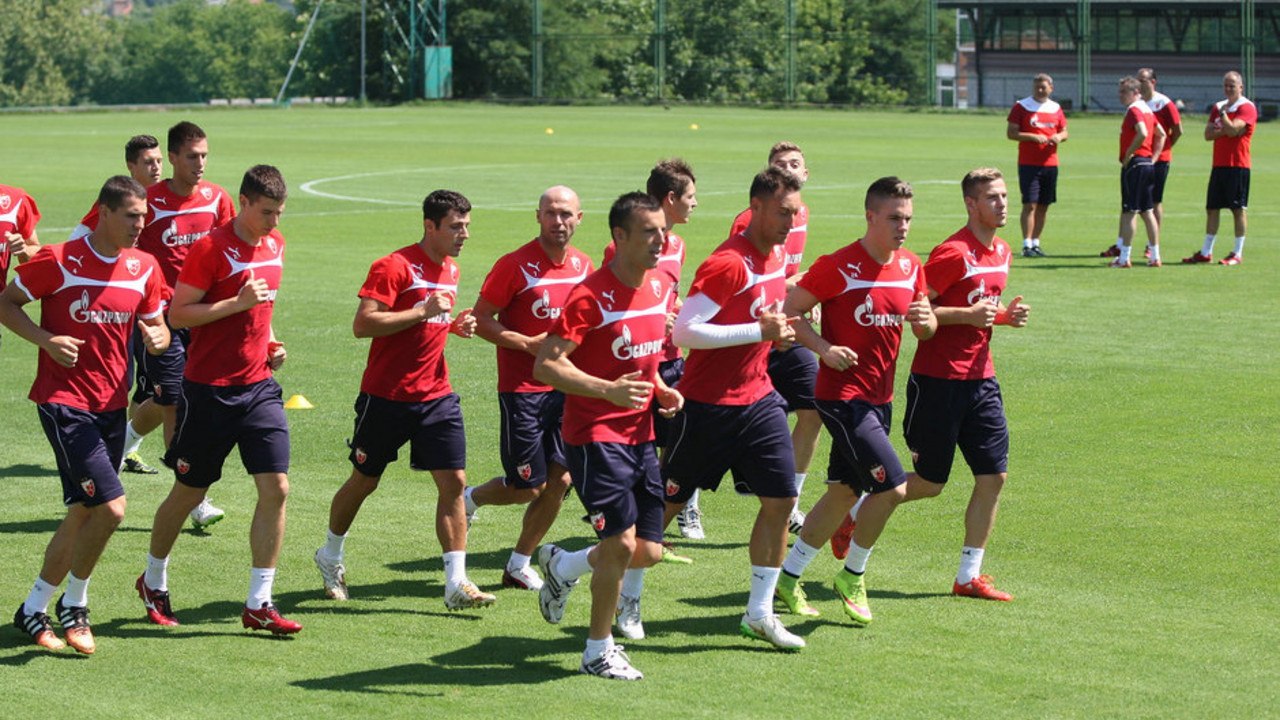 Fudbaleri Crvene zvezde na treningu