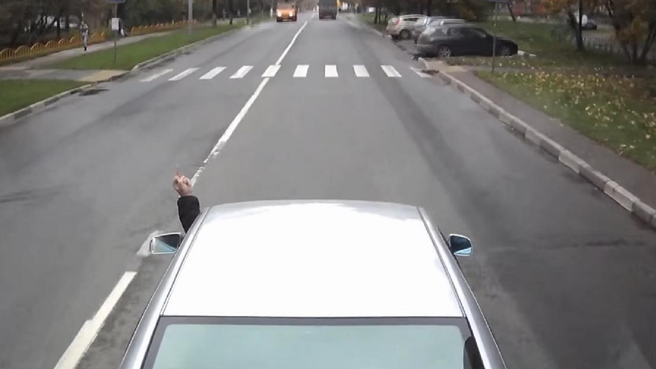 Vozač pokazuje srednji prst