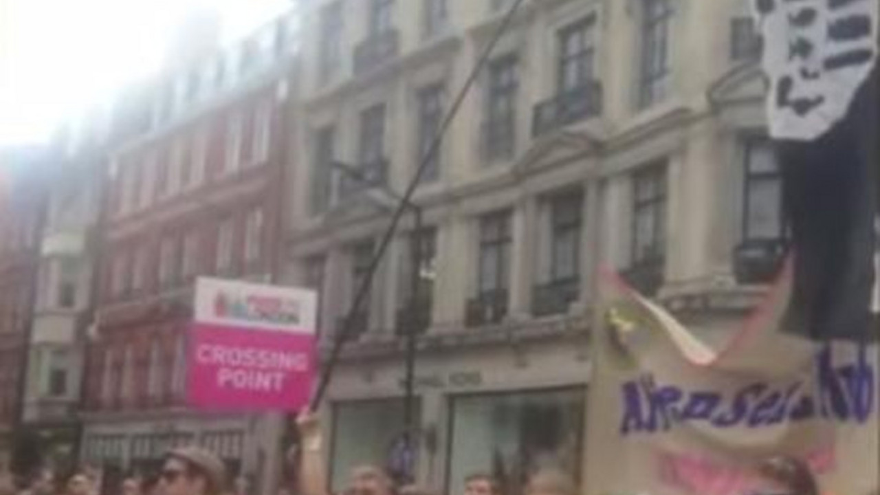 Zastava Islamske države na gej paradi u Londonu