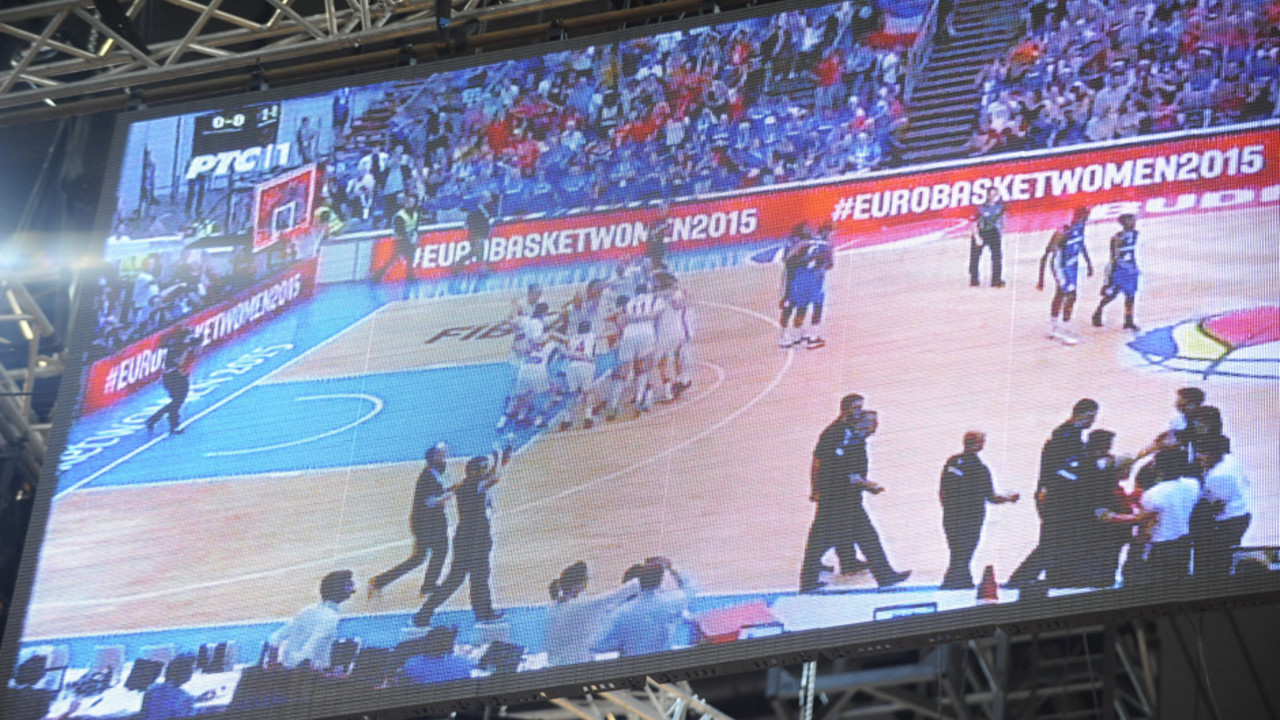 Slavlje košarkašica Srbije na video bimu u Areni tokom revijalne utakmice BeoBasket Stars