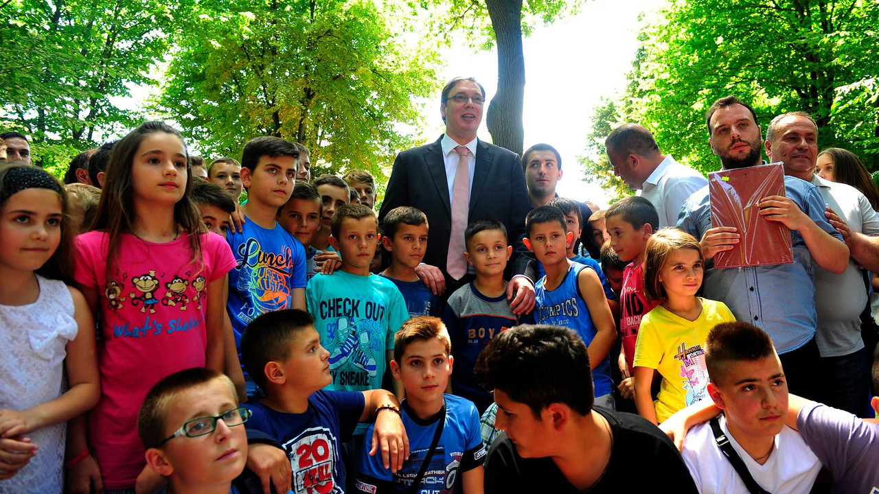 Vučić sa decom sa Kosova