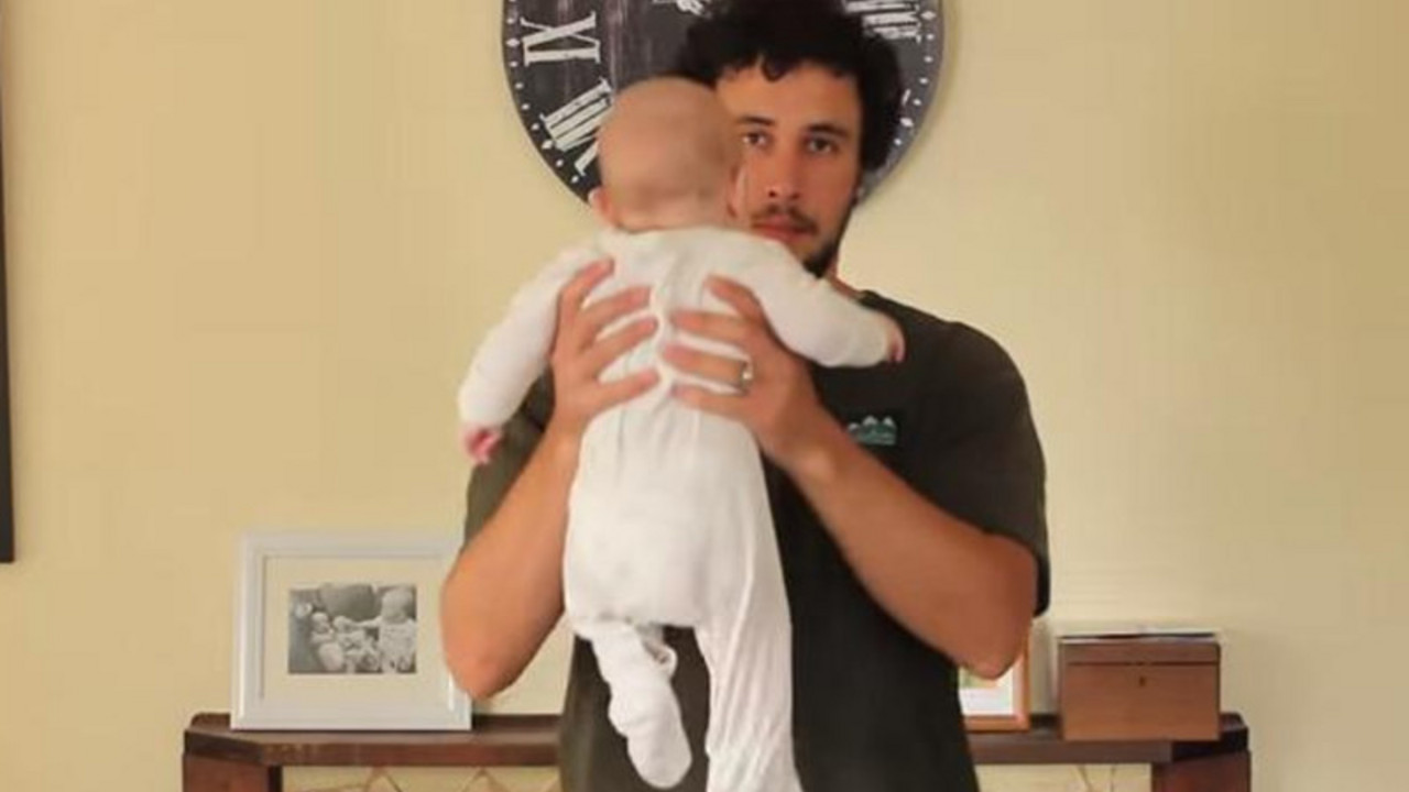 Tata drži bebu