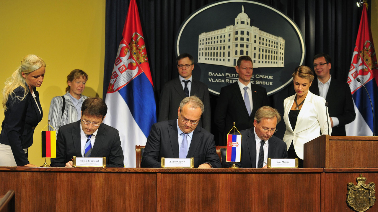 Željko Sertić poptisuje memorandum u Subotici