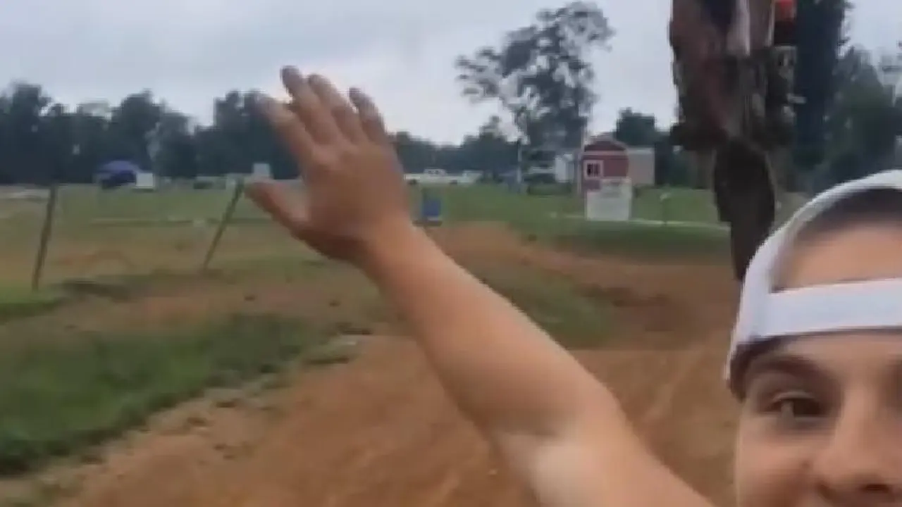 Motocikl i momak pored staze