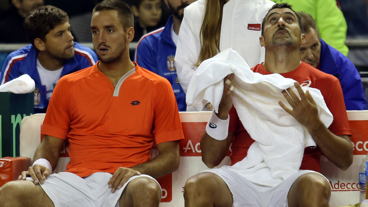 Viktor Troicki i Nenad Zimonjić u pauzi tokom dubl meča četvrtfinala Dejvis kupa protiv Argentine