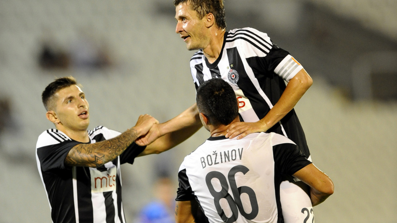 valeri Božinov i Saša Ilić proslavljaju gol protiv Metalca