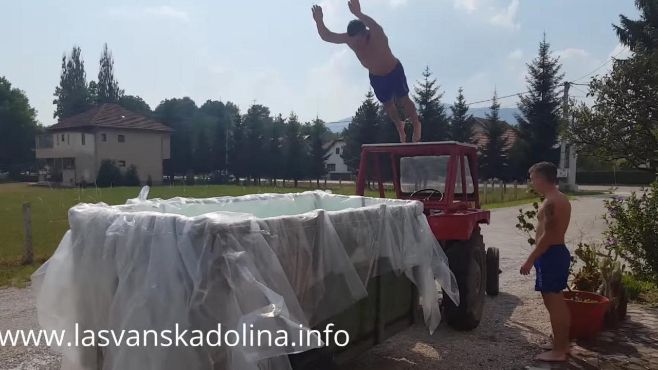 Skok sa traktora u improvizovani bazen u prikolici