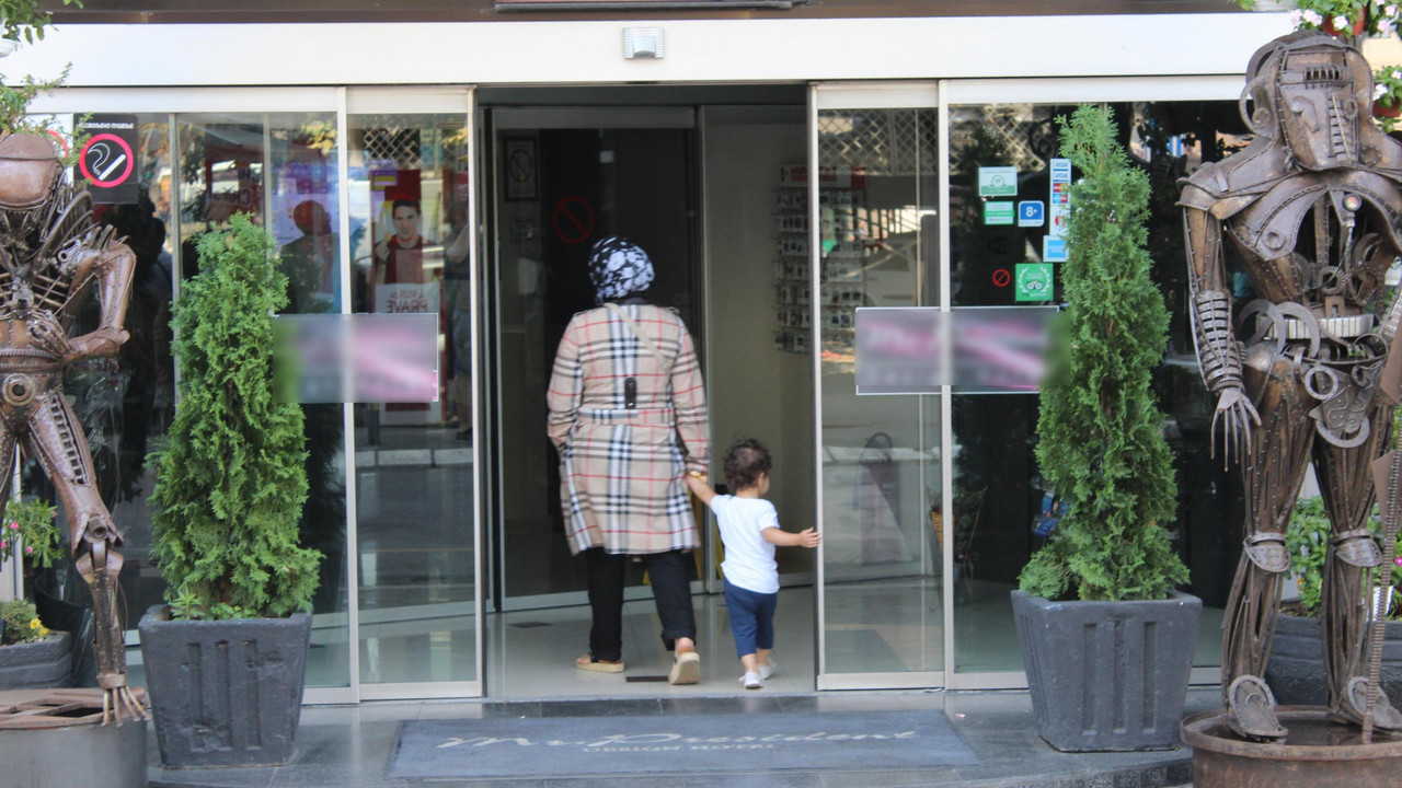 Migranti ulaze u hotel sa 4 zvezdice