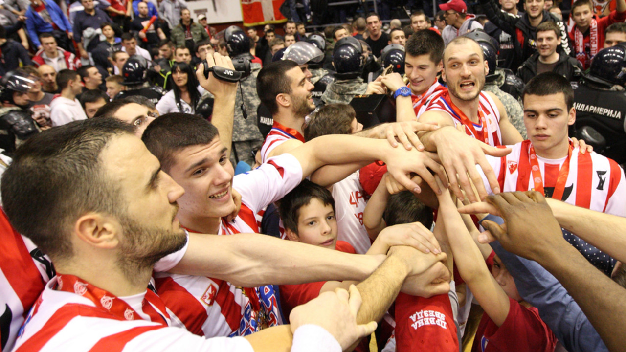 Košarkaši Crvene zvezde slave osvajanje Kupa Radivoja Koraća u sezoni 2013-14