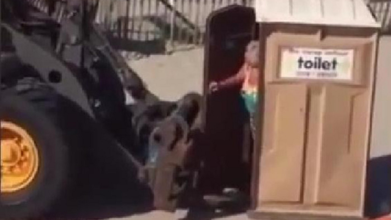 Bager diže pokretni wc