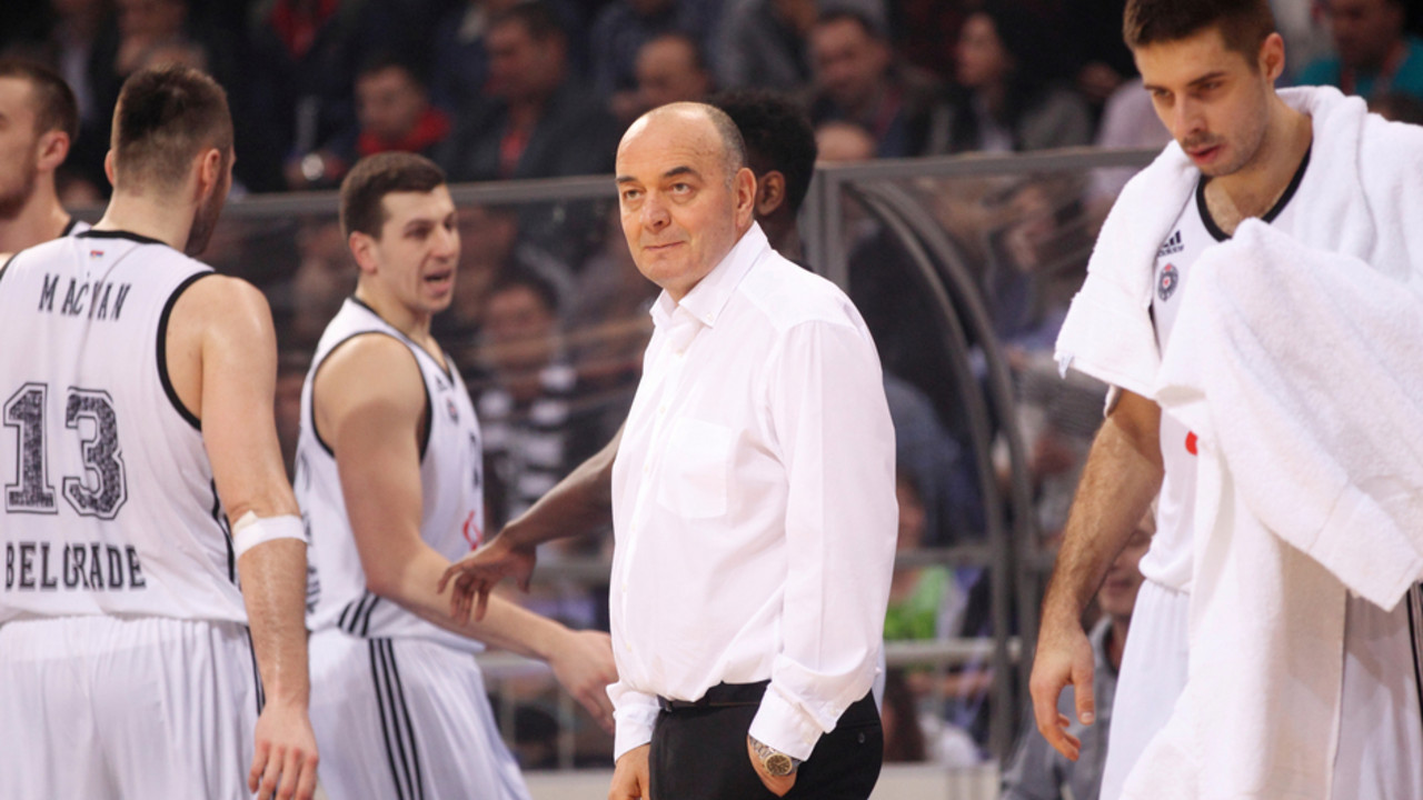 Duško Vujošević i košarkaši Partizana