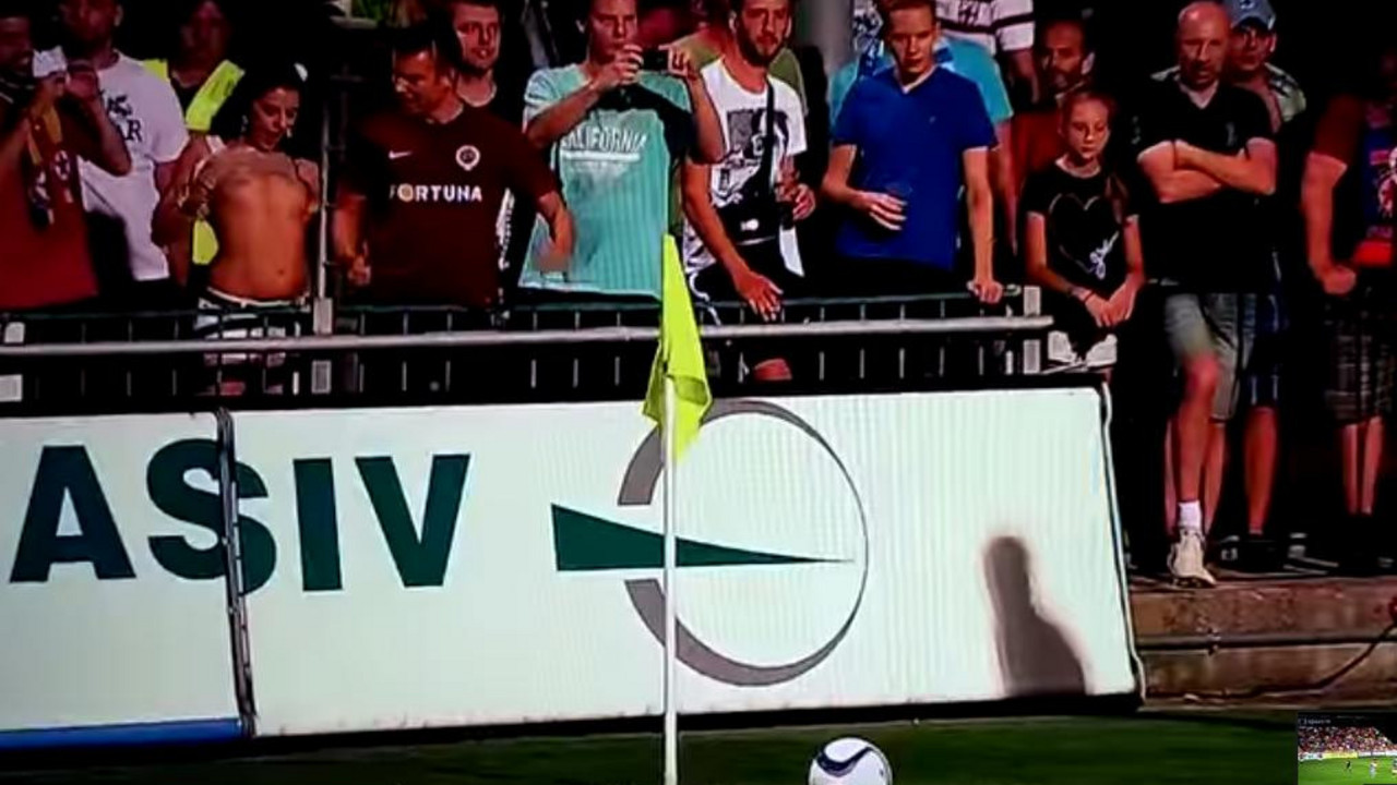 Striptiz na fudbalskoj utakmici