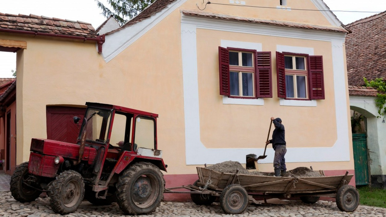 Traktor ispred kuće