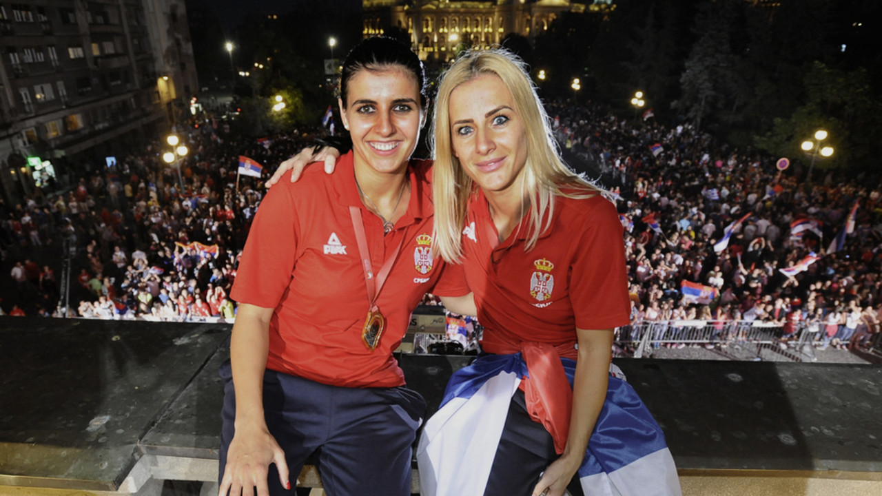 Ana i Milica Dabović na dočeku u Beogradu posle osvojene zlatne medalje na Evropskom prvenstvu