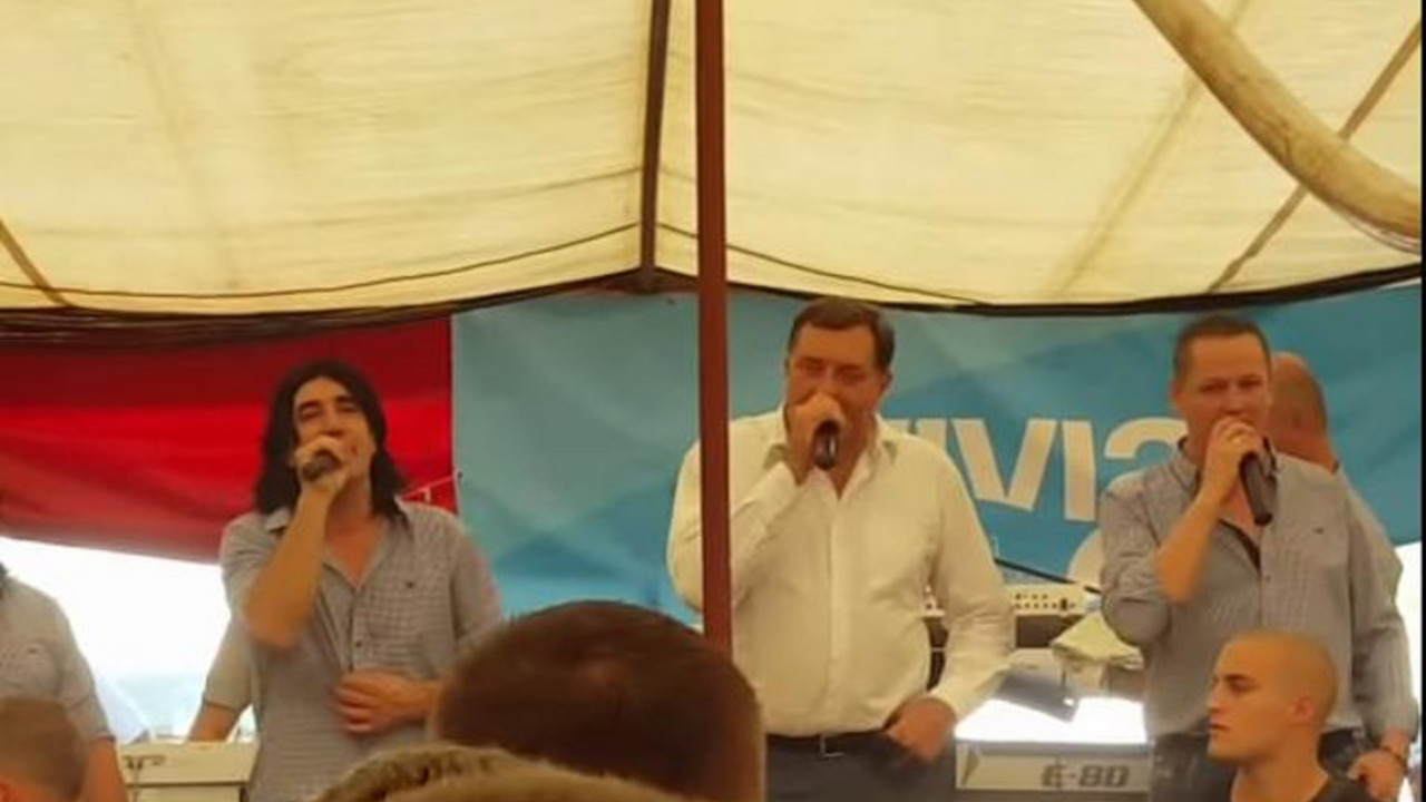 Milorad Dodik peva