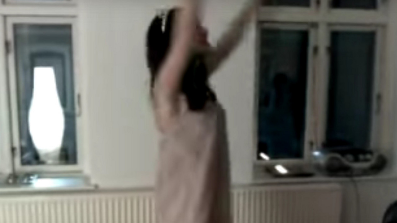 devojka igra