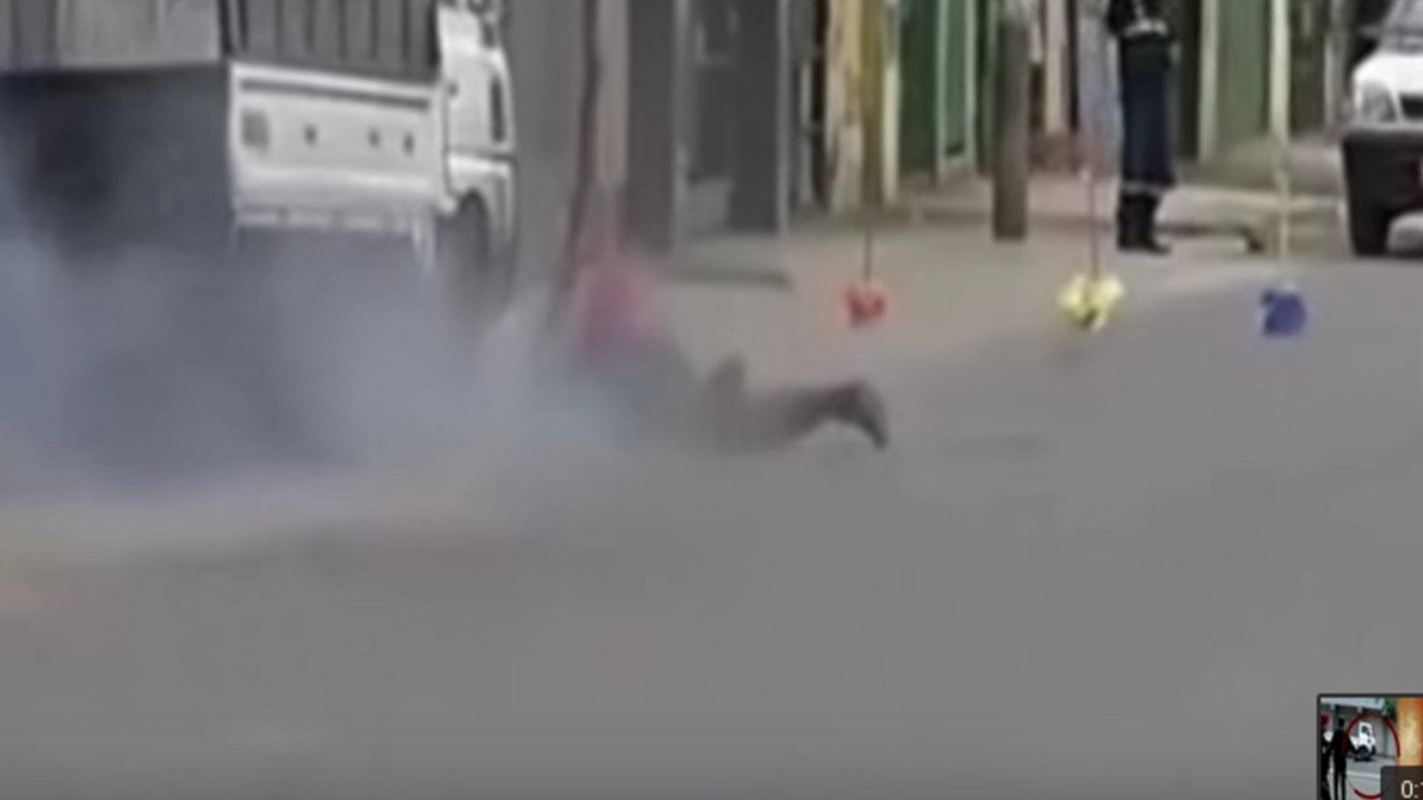 policajac pogođen bombom