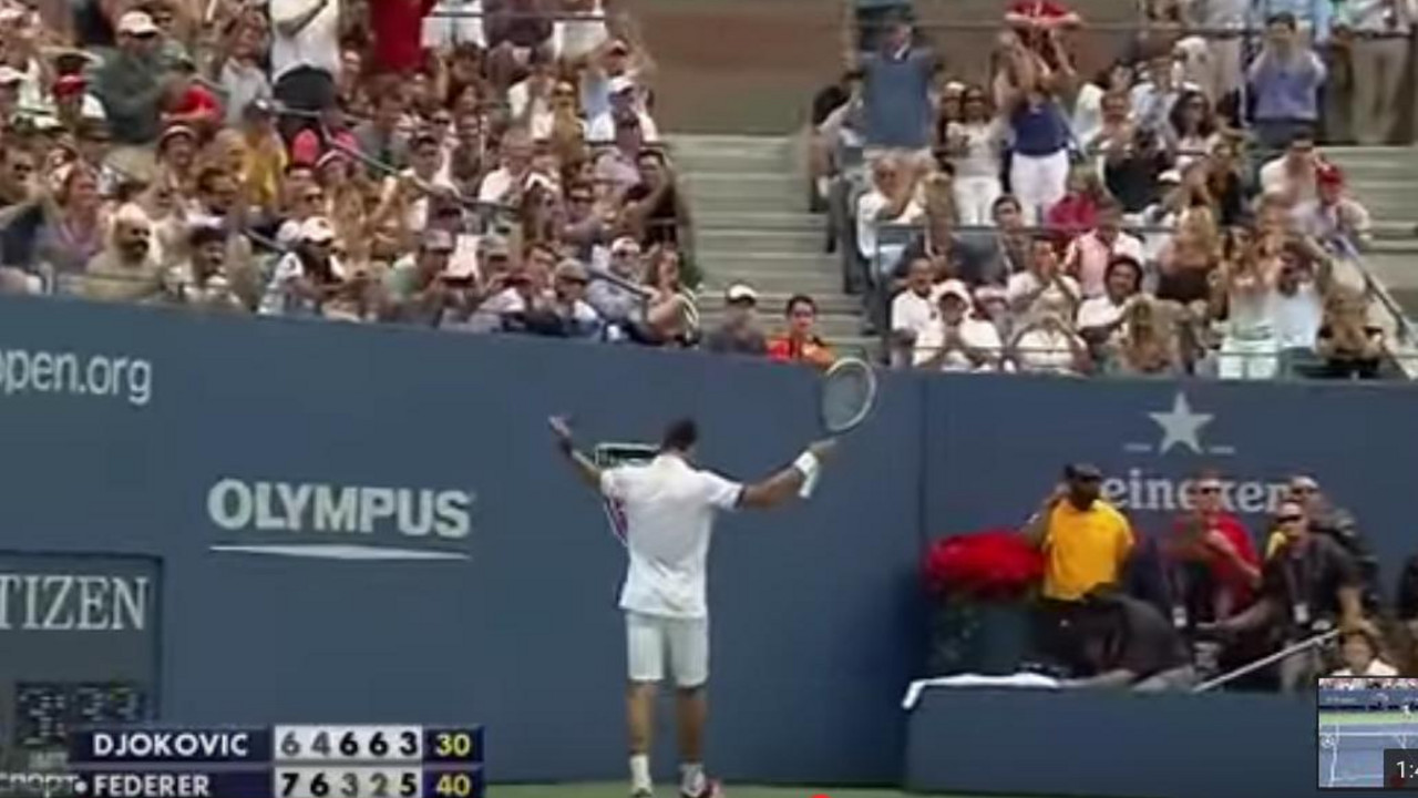 Novak Đoković gestikulira publici u polufinalu US Opena priotiv Rodžera Federera