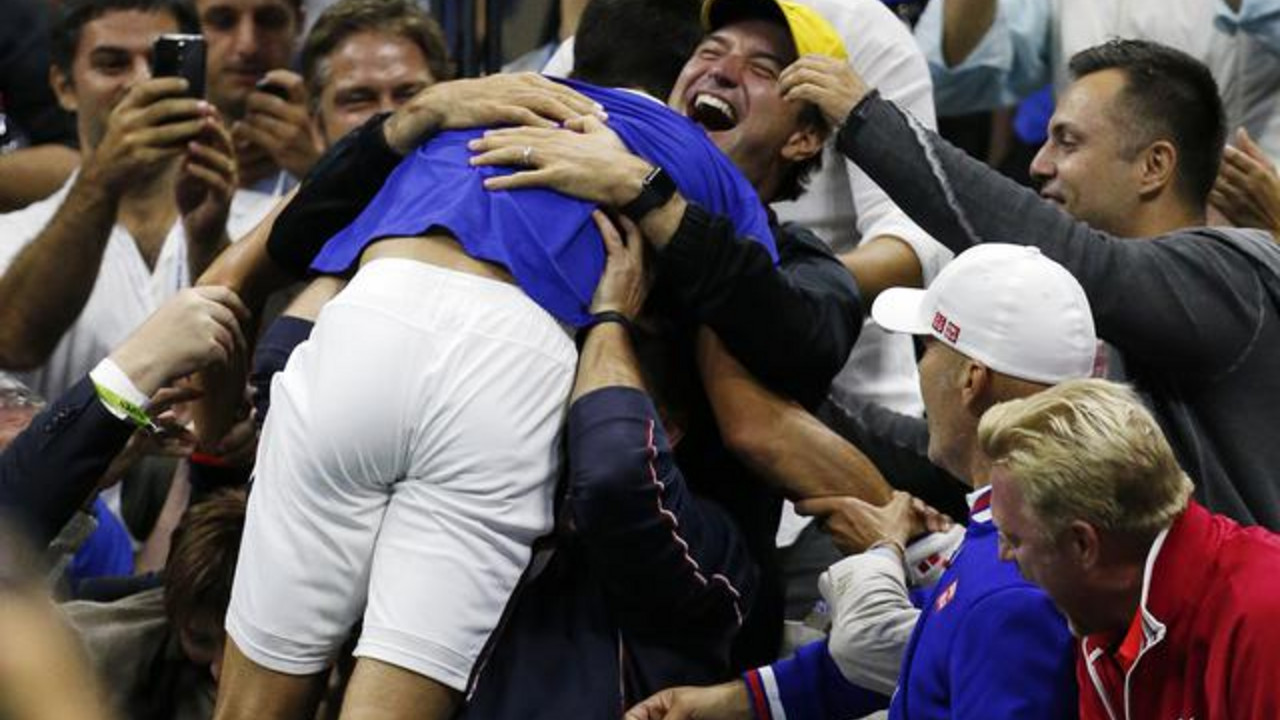 Novak Đoković proslavlja pobedu sa svojim fanovima