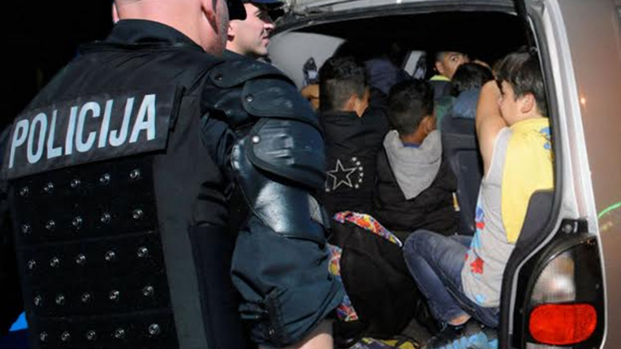 migranti u automobilu