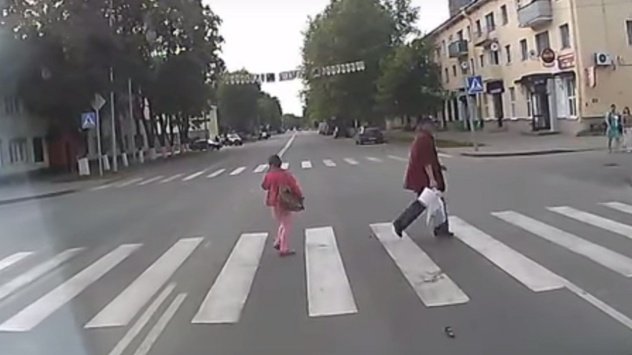 Pešaci prelaze pešački prelaz
