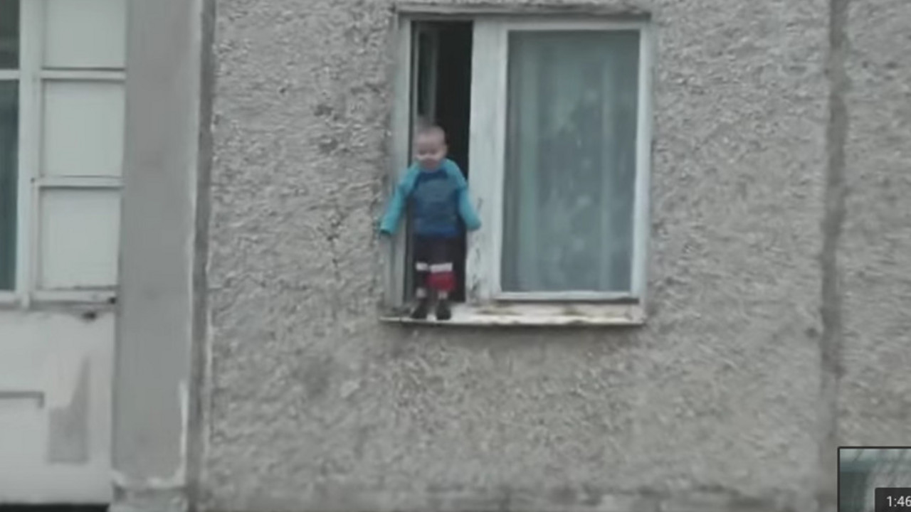 dete na prozoru