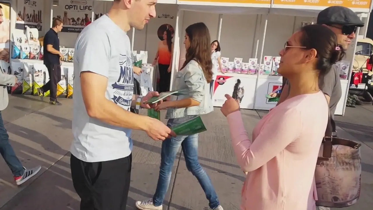 Viktor Savić deli flajere