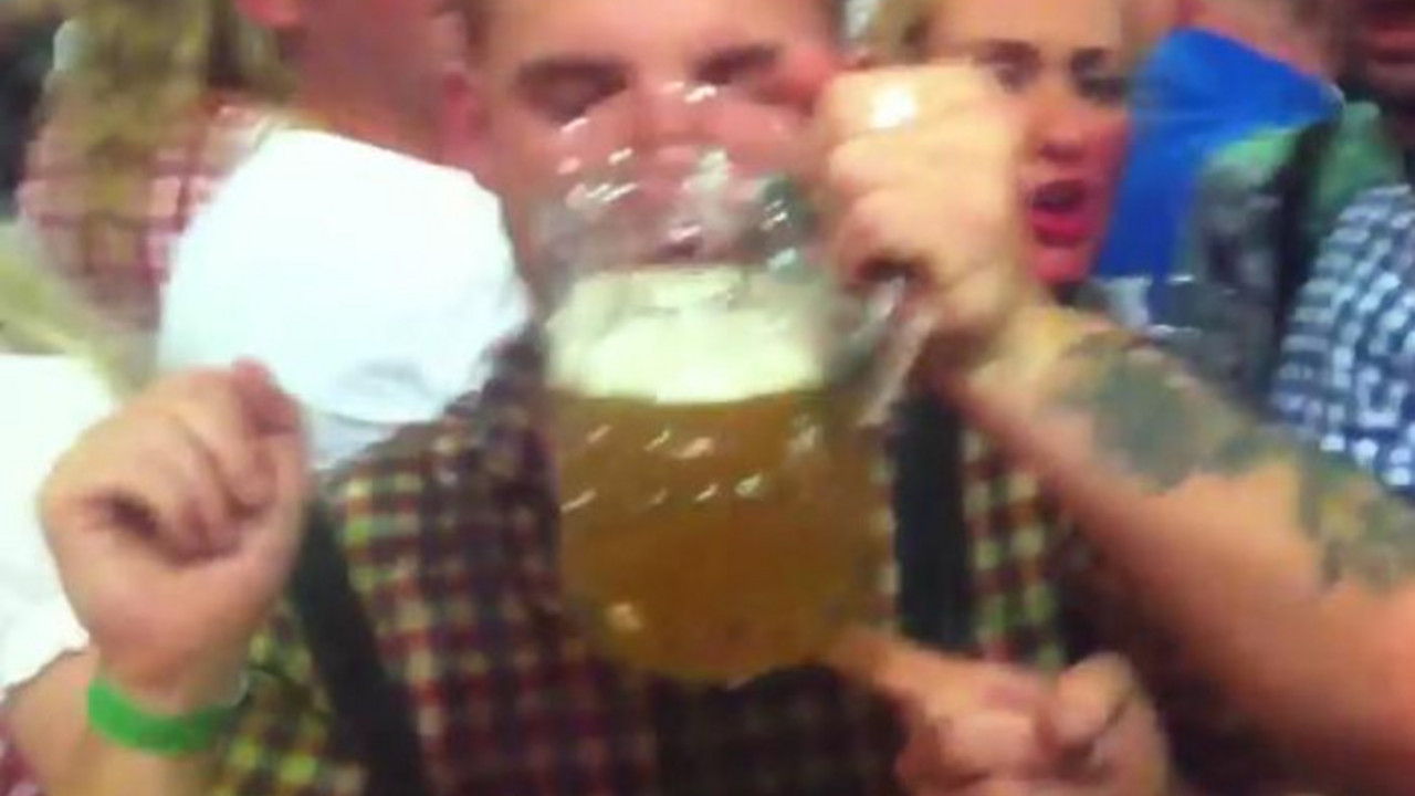 dečko pije pivo