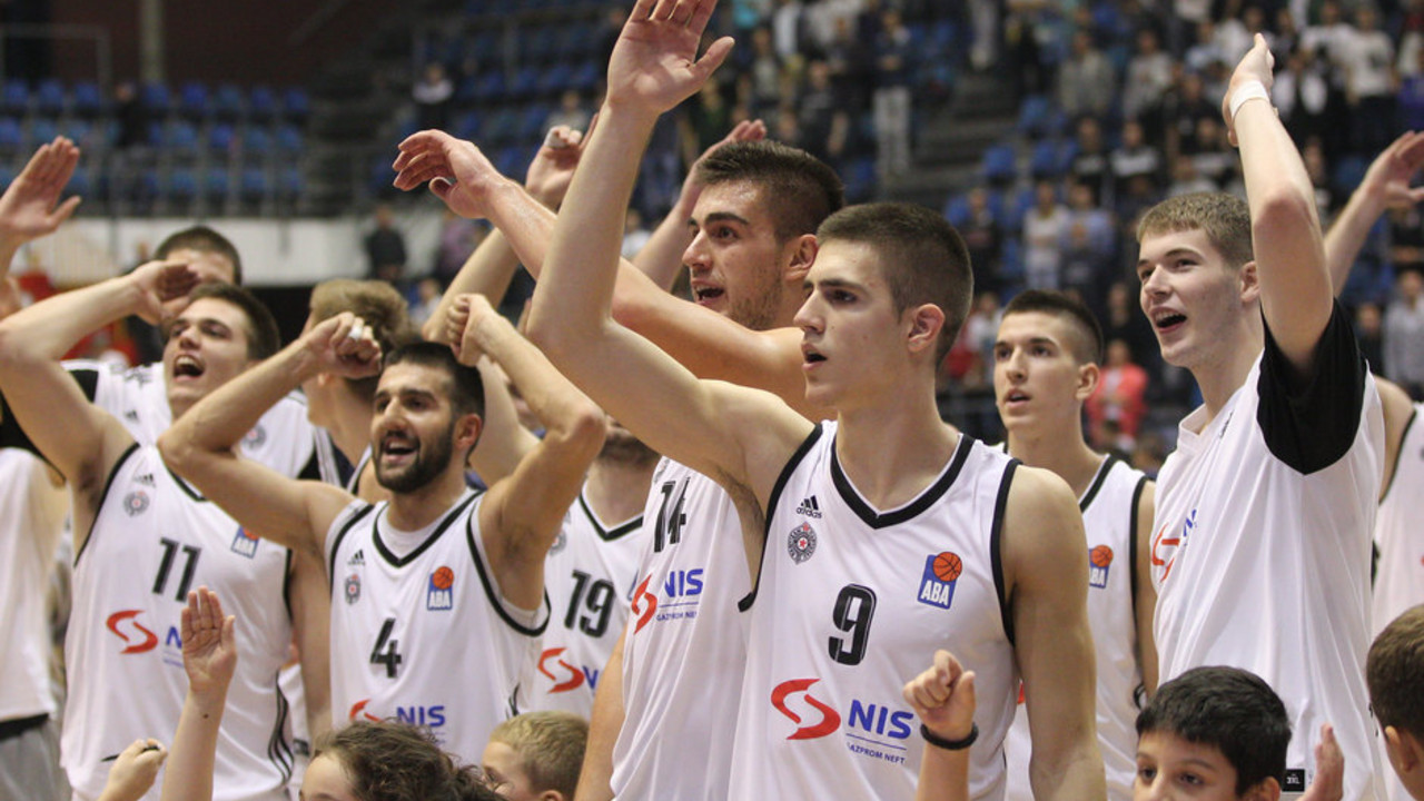 Vanja Marinković i košarkaši Partizana posle pobede nad MZT-om