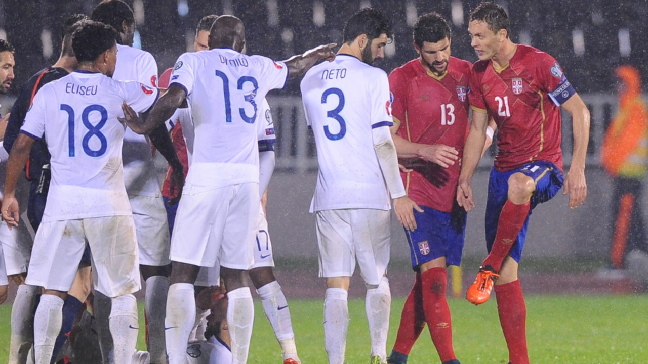 Nemanja Matić pokazuje sudiji udarac koji je dobio od Eliseua