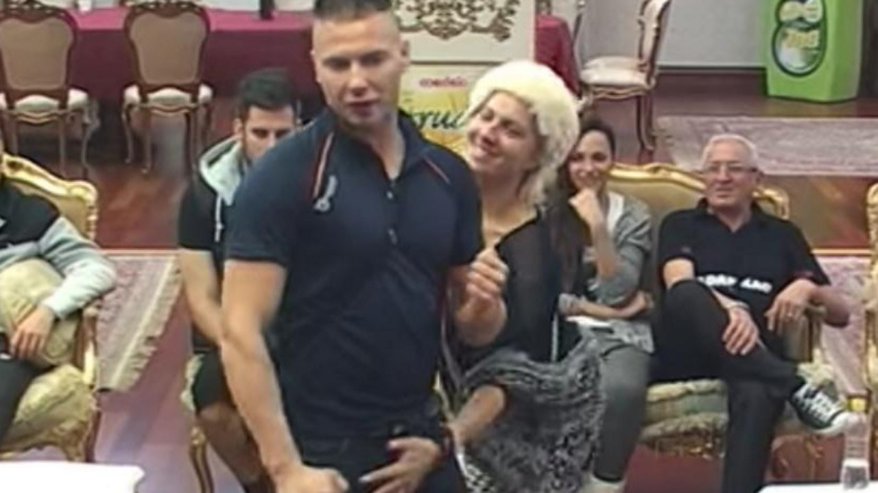 Jelena Golubović hvata Brendona za penis
