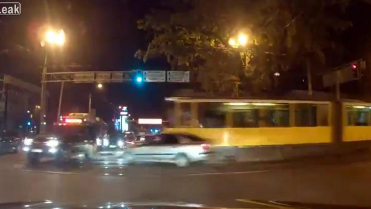 Tramvaj uleće u raskrsnicu