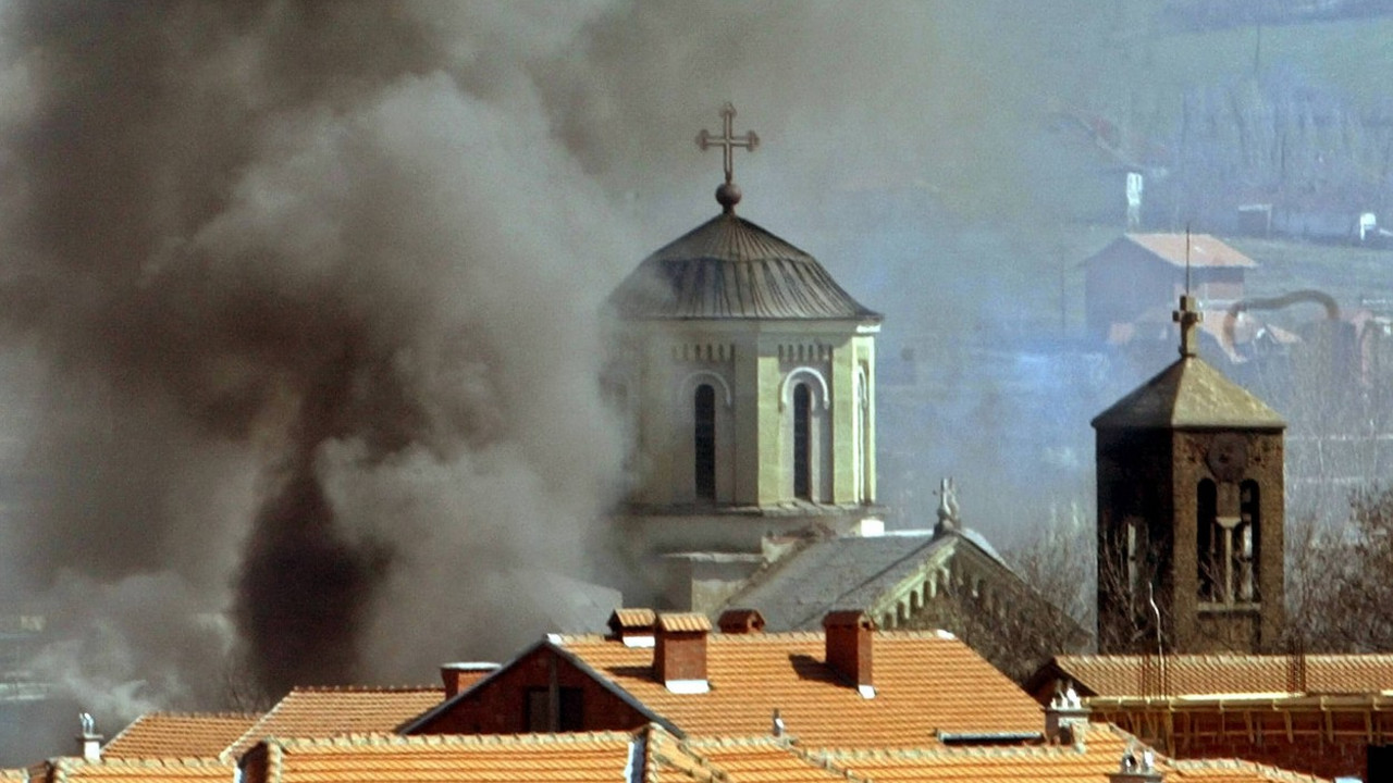 Paljenje srpske crkve u južnom delu Kosovske Mitrovice