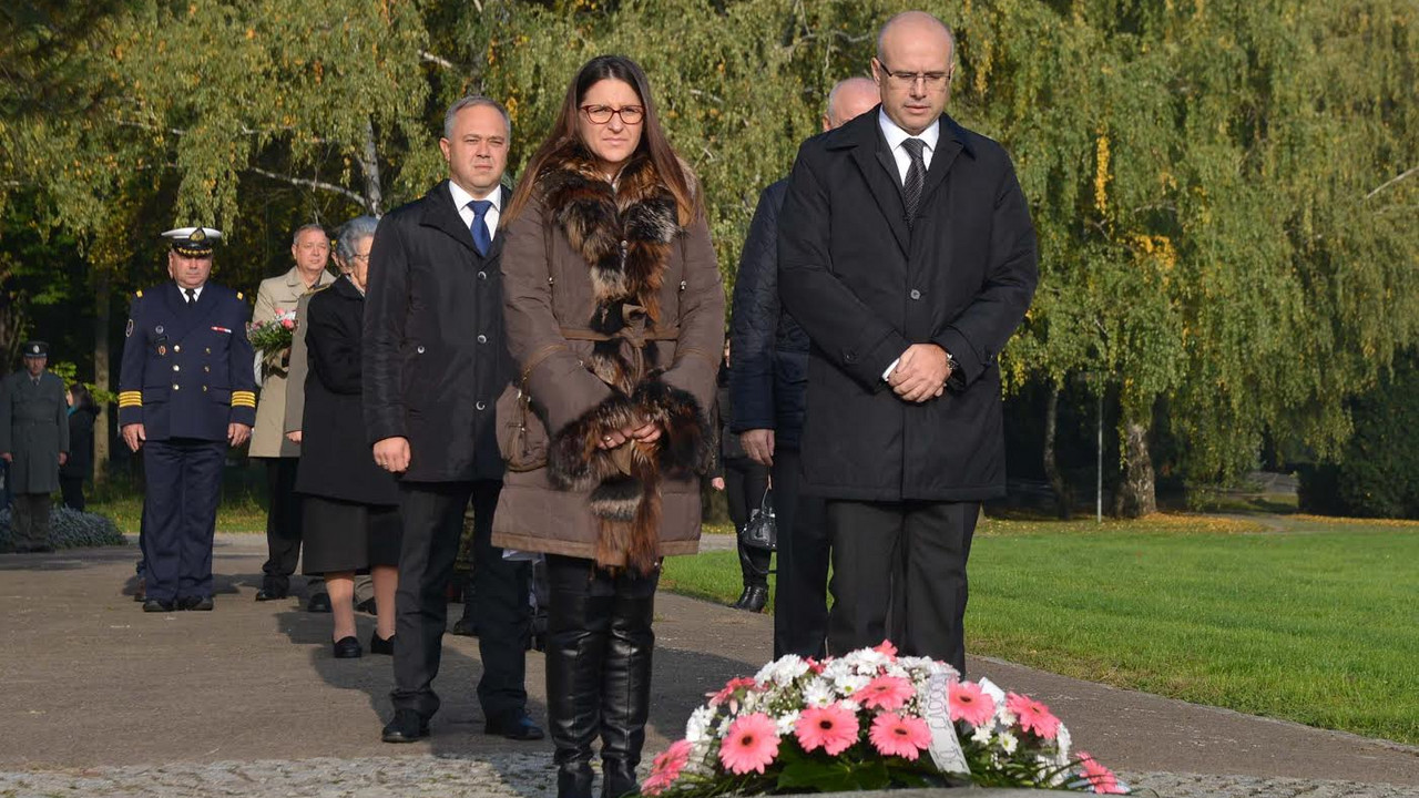 Miloš Vučević polaže cveće povodom Drugog svetskog rata