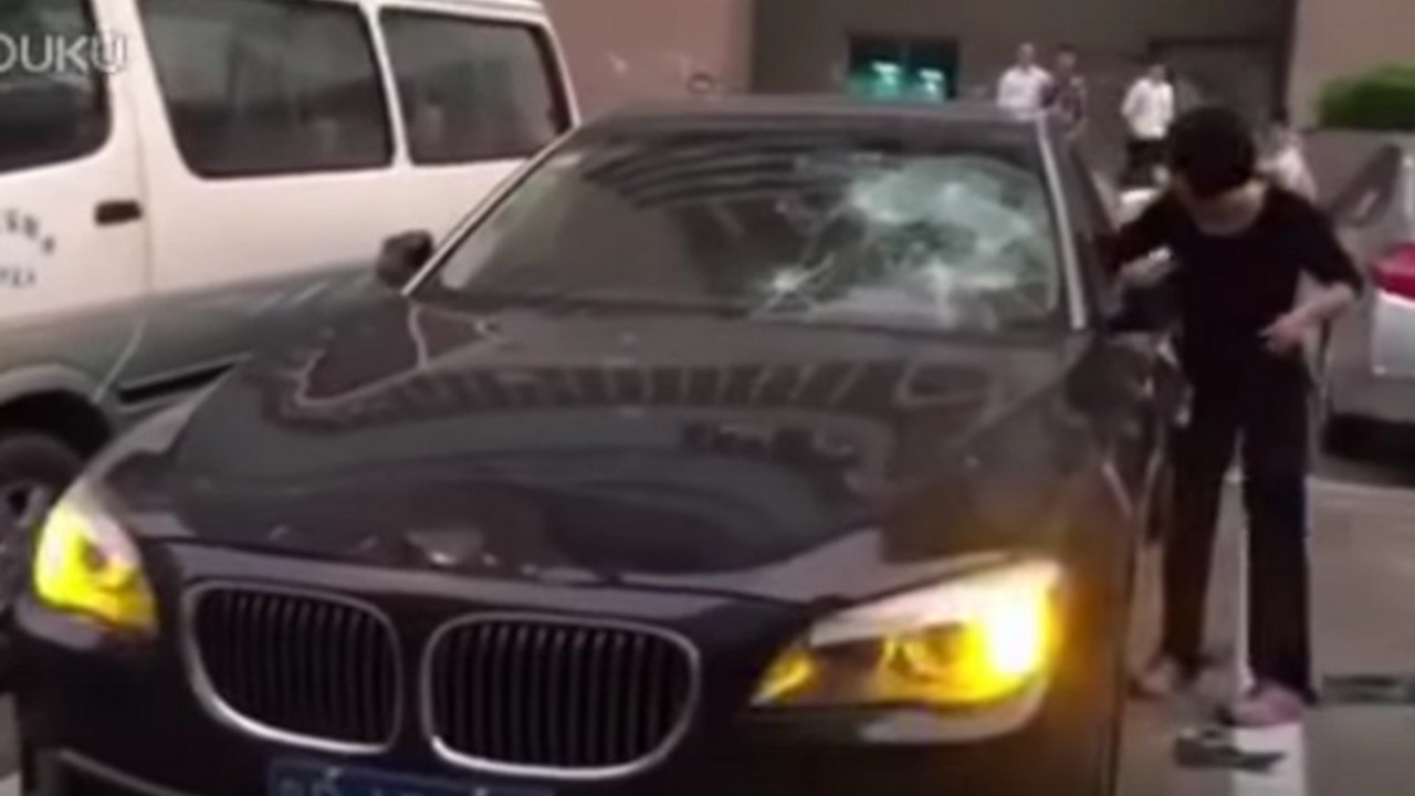 Žena razlupala mužu auto
