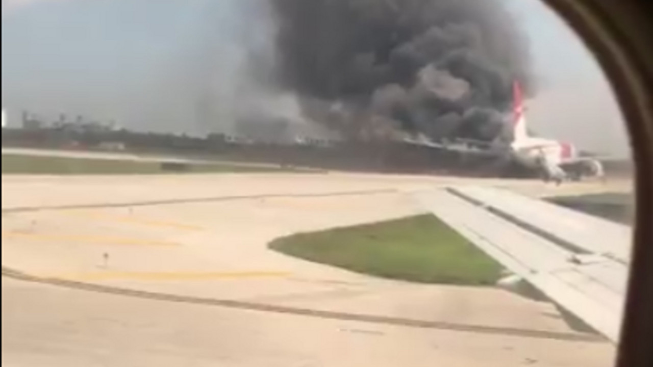 Zapalio se avion na pisti