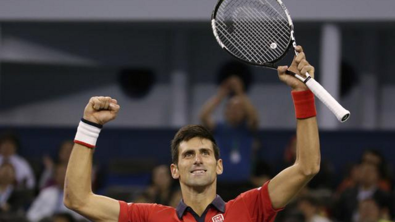 Novak Đoković u karakteristčnoj pozi po završetku meča