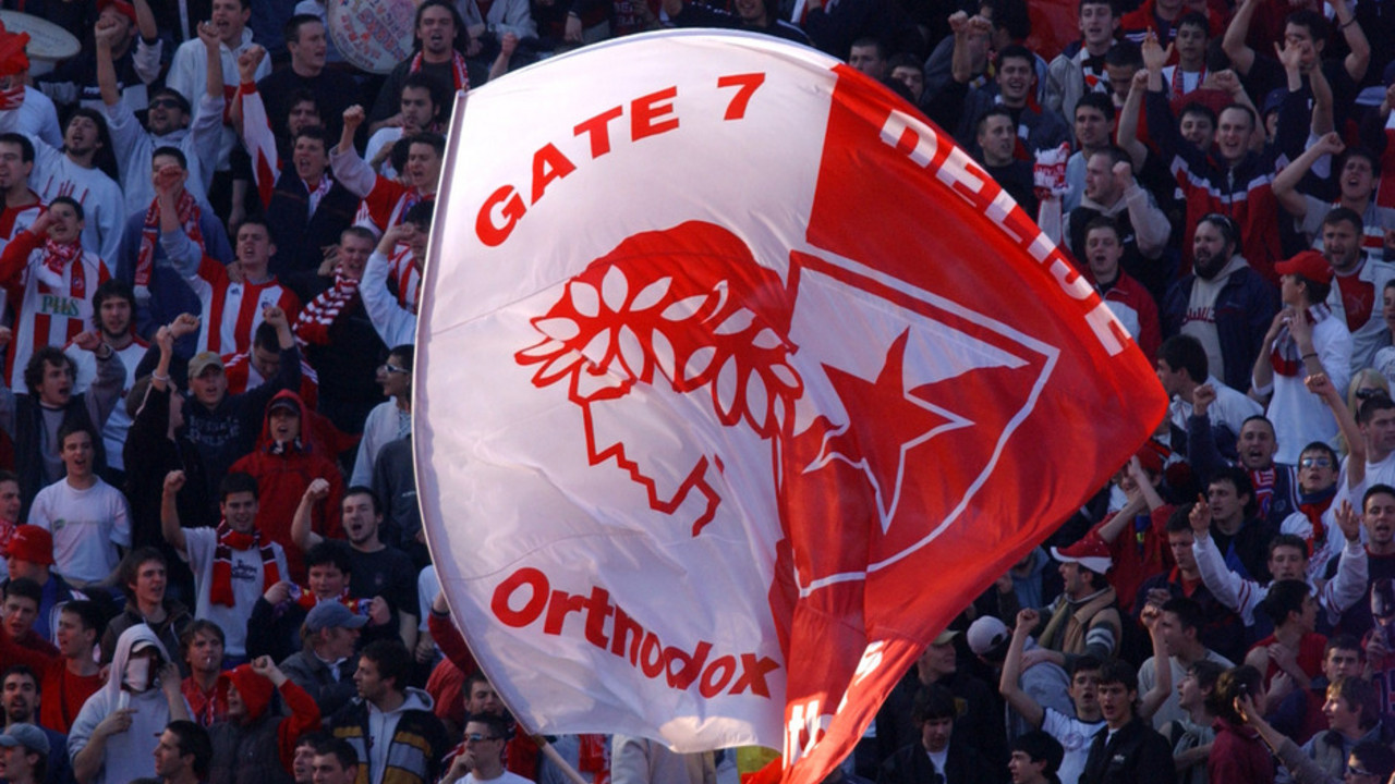 Zastava navijača Crvene zvezde i Olimpijakosa