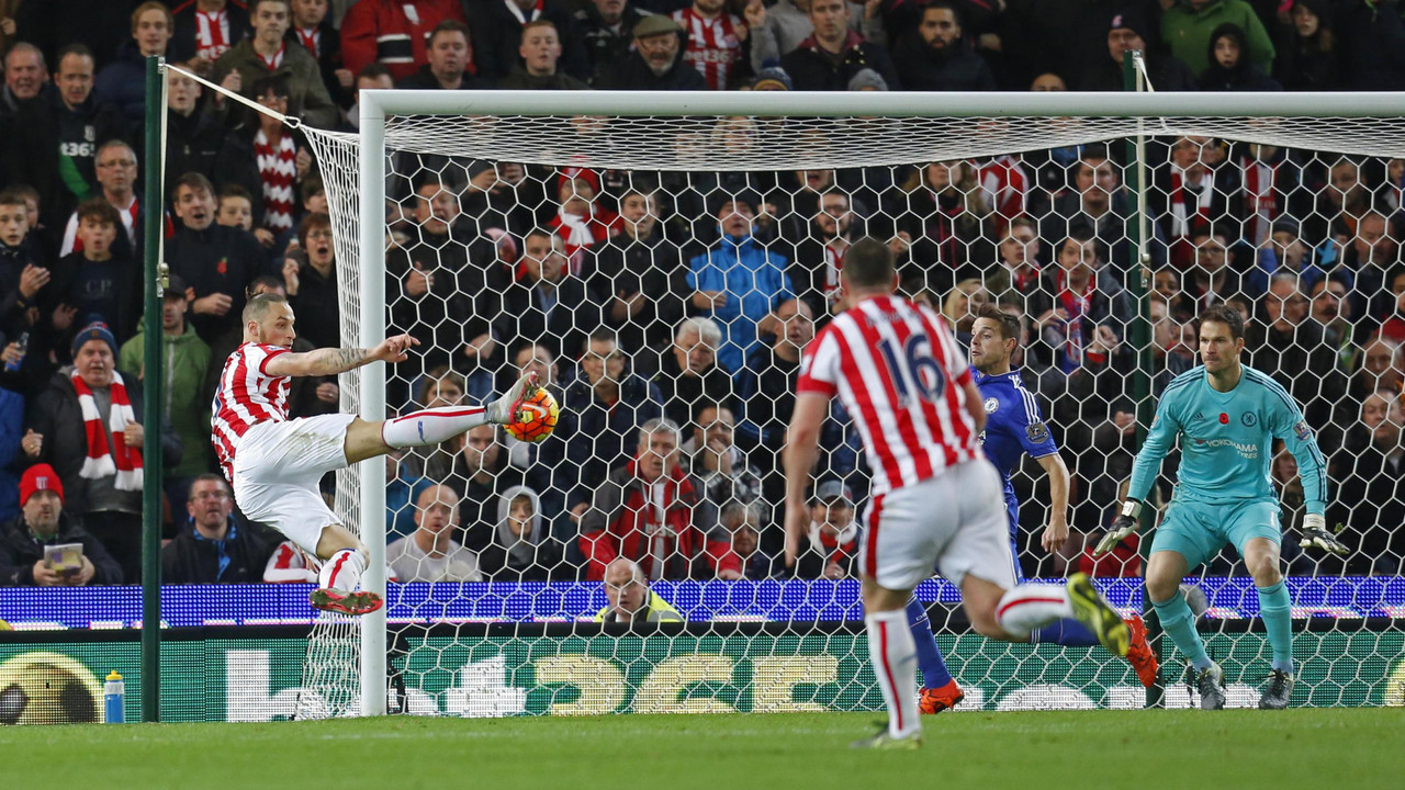 Marko Arnautović polumakazicama postiže pobedonosni gol protiv Čelsija