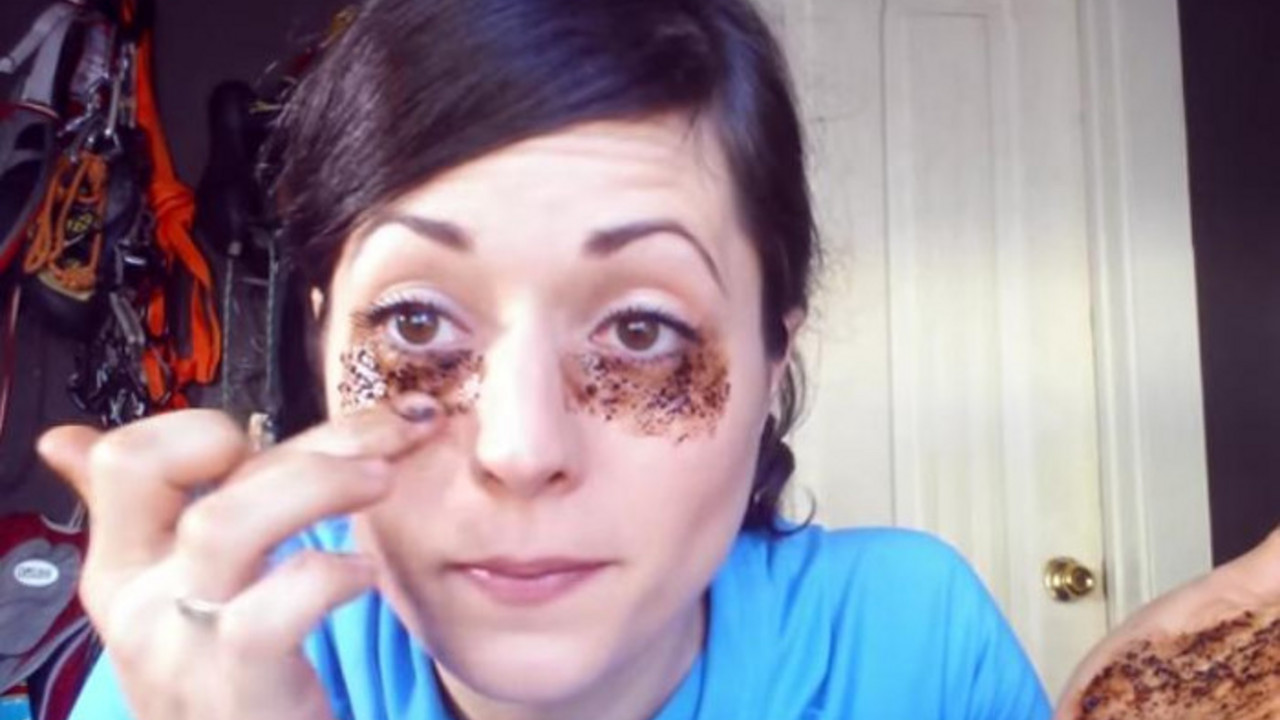 žena sa maskom ispod očiju