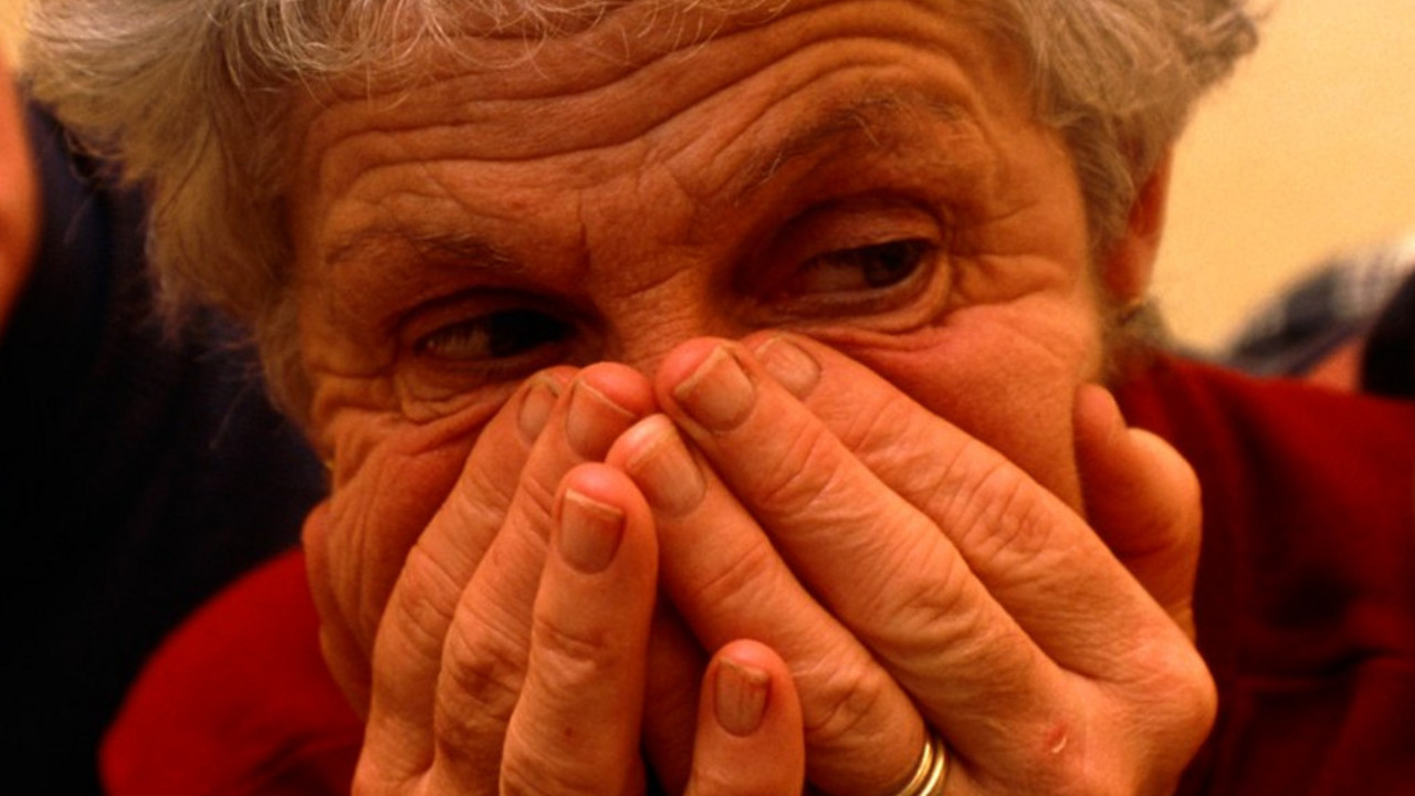 Žena plače