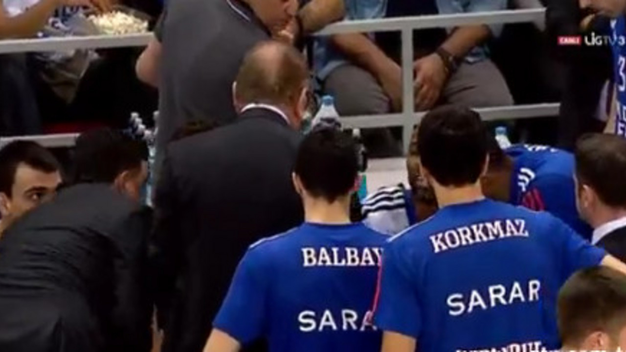 Dušan Ivković na tajm-autu meča sa Limožom