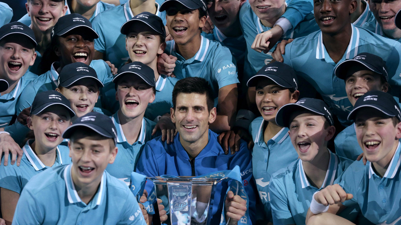 Novak Đoković sa skupljačima loptica u Londonu 