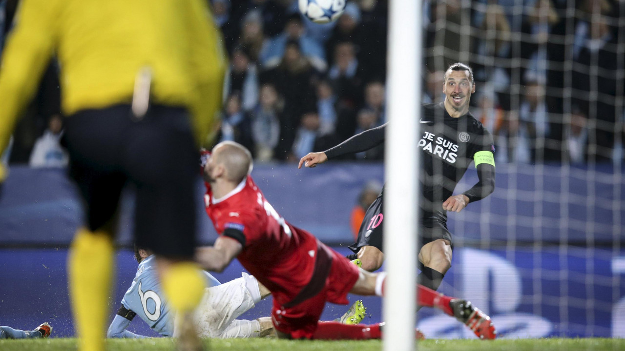 Zlatan Ibrahimović postiže gol u meču sa Mlameom