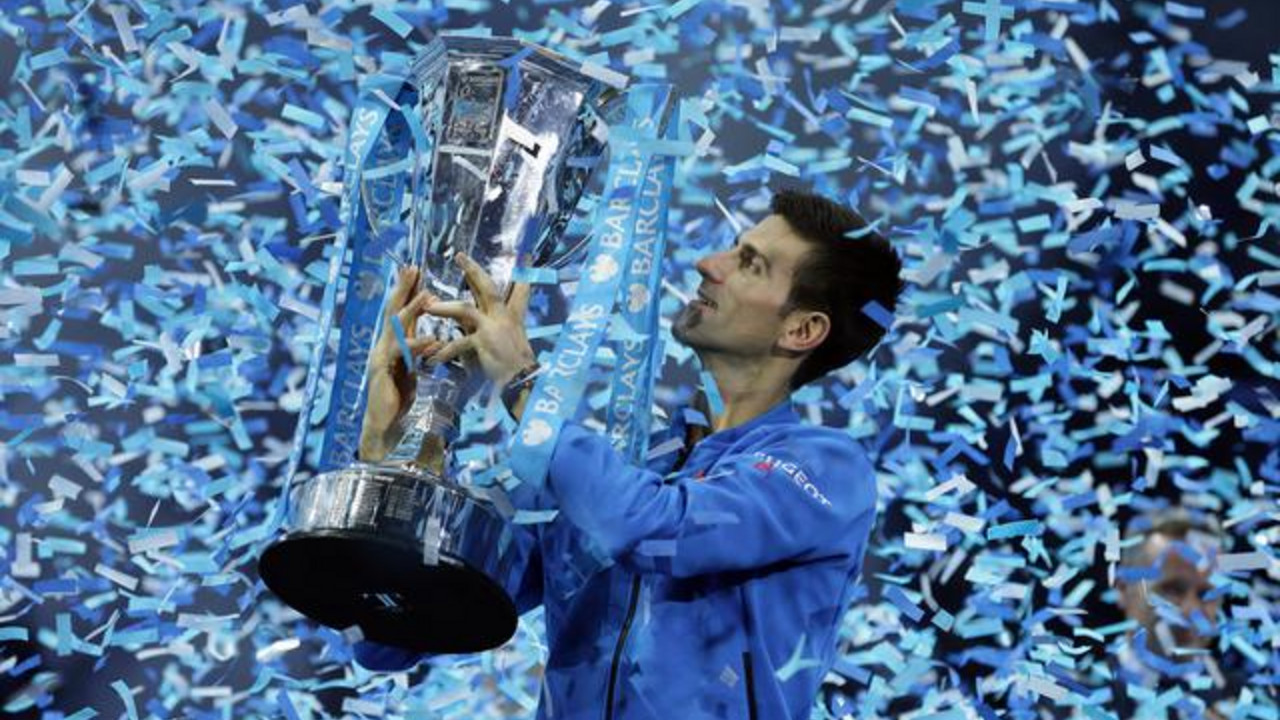 Novak Đoković sa peharom u Londonu