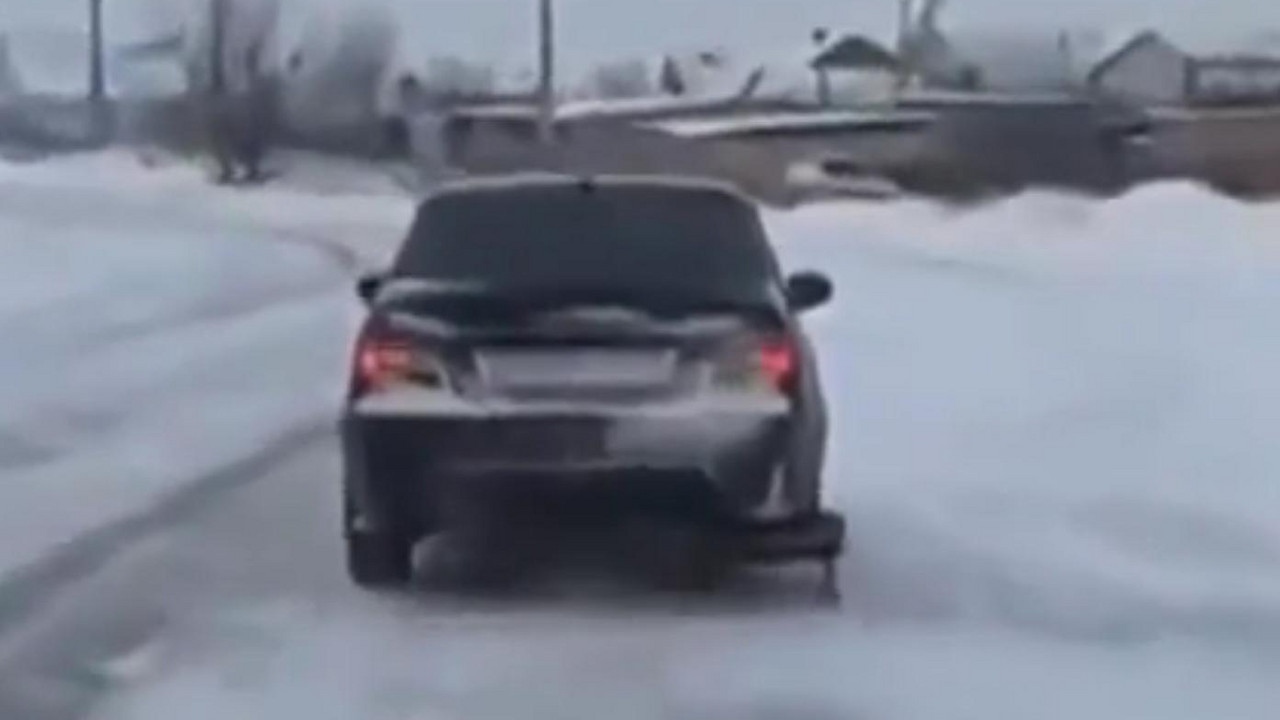 Automobil sa sankama umesto pneumatika