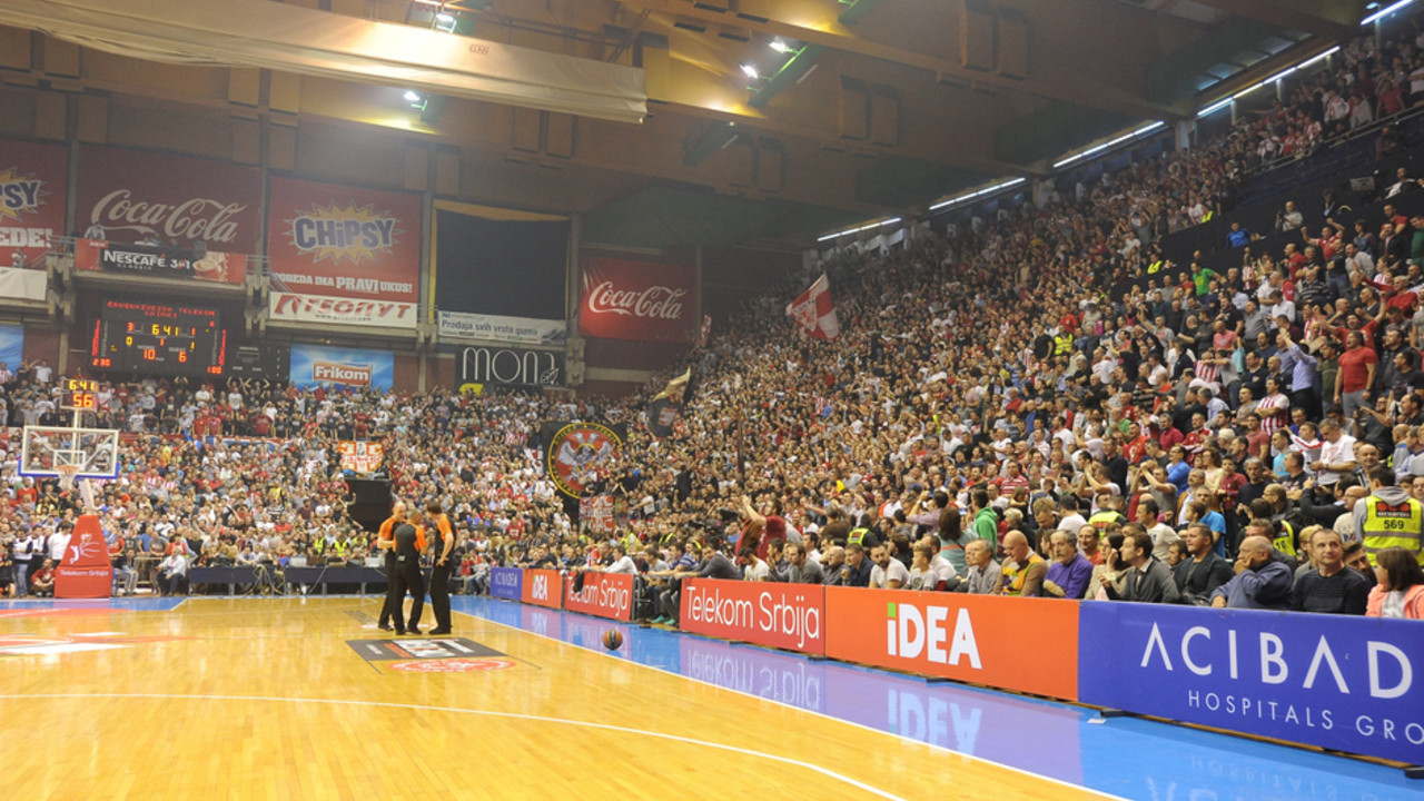 Navijači Crvene zvezde u dvorani Pionir