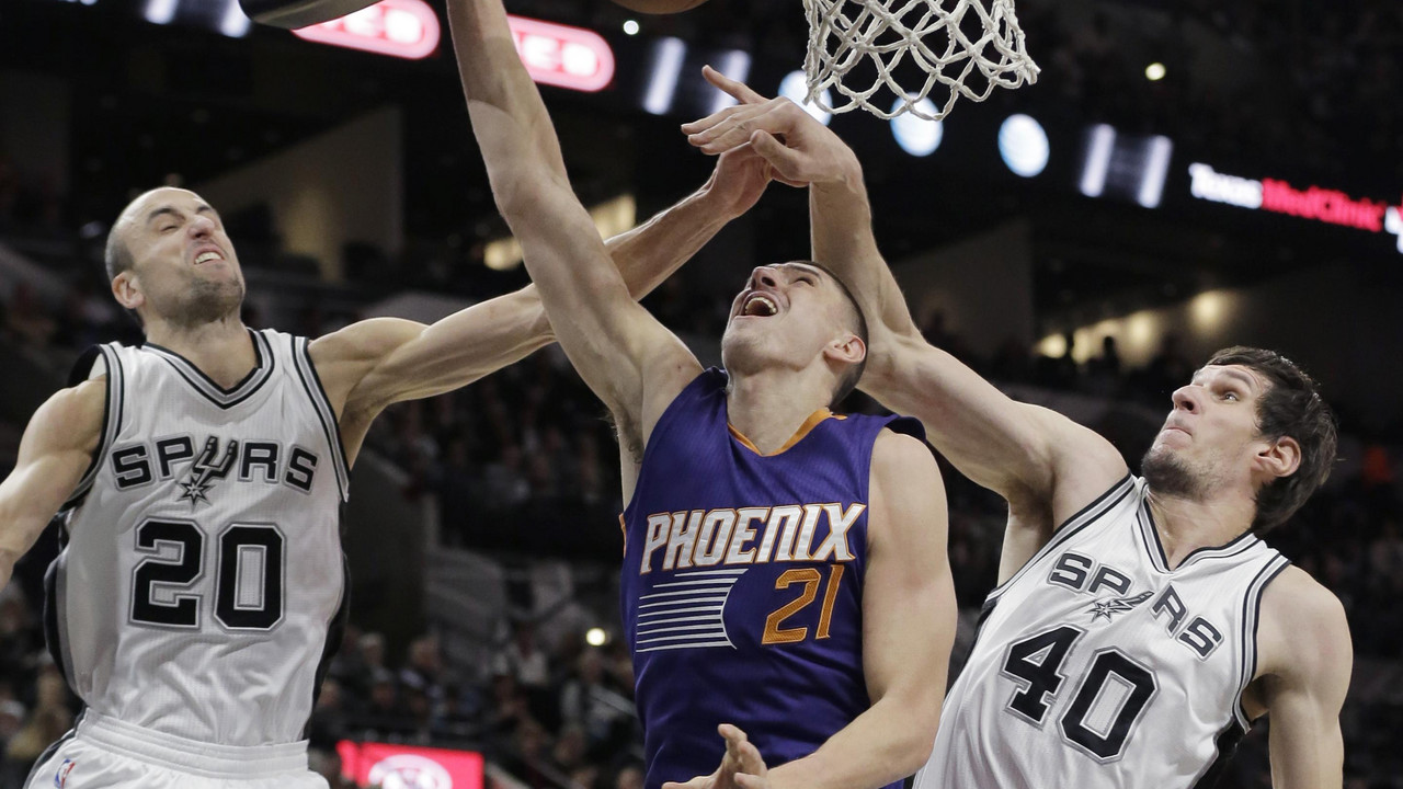 Boban Marjanović  u dresu San Antonija na meču sa Finiksom