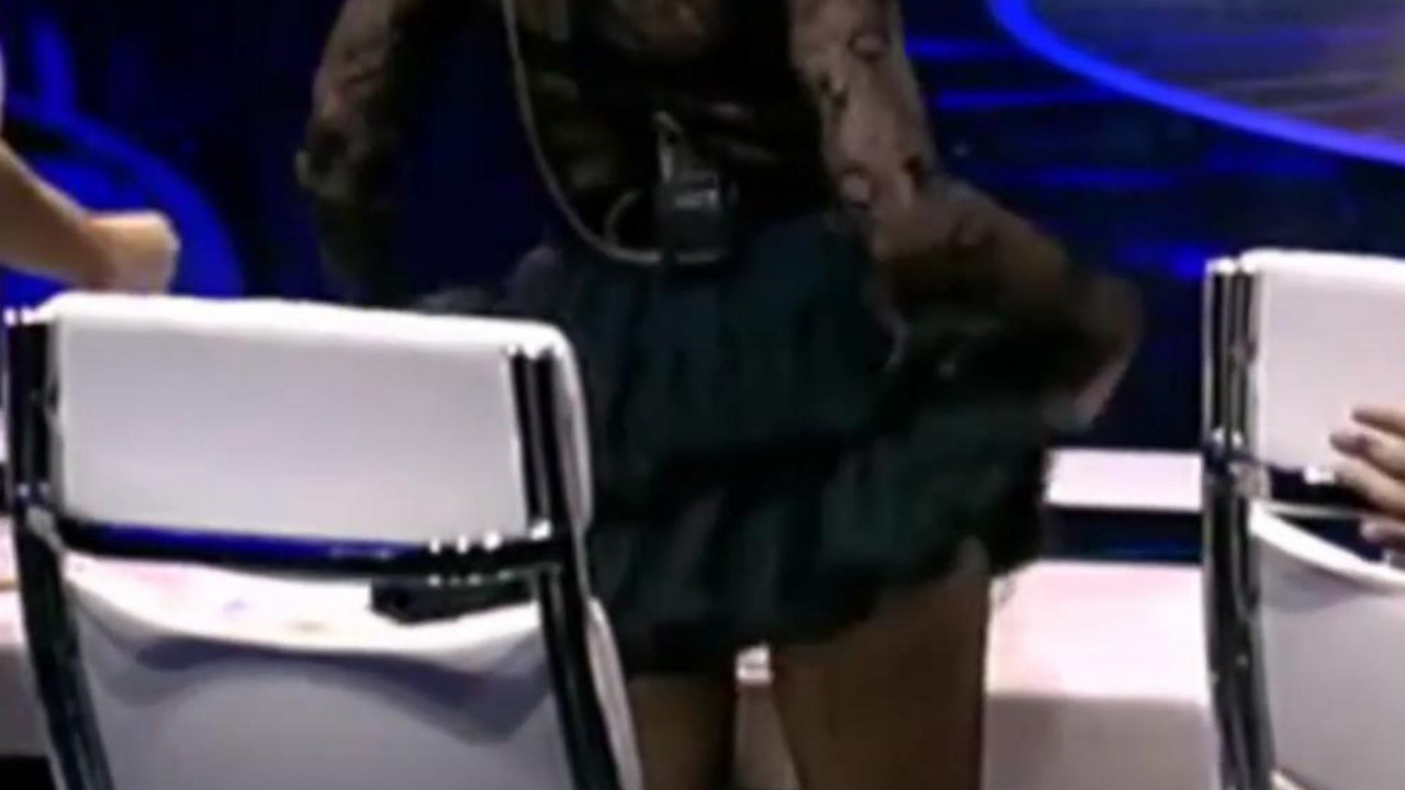 Jelena Karleuša zadiže suknju
